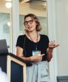 Frau hält einen Vortrag